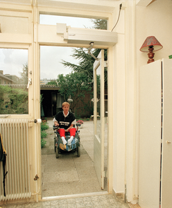 828351 Gezicht in de tuin van een voor gehandicapten aangepaste woning (Zambesidreef 63) te Utrecht.